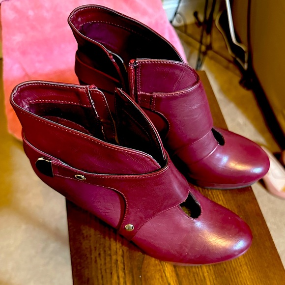 3.5” heel, ankle boot, perfect for dress up or down; true to size - Picture 2 of 4